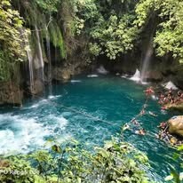 Cascada y agua turquesa